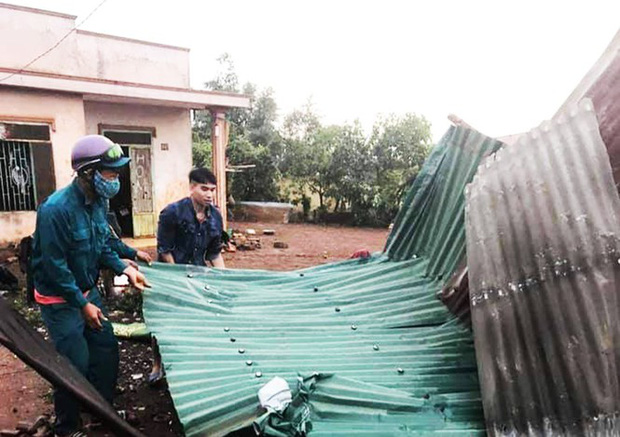 Sét đánh chết 1 người, lốc xoáy thổi bay 70 mái nhà ở Lâm Đồng - Ảnh 1.