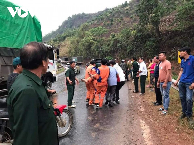 Tai nạn giao thông liên hoàn trên quốc lộ 6 khiến 4 người bị thương - Ảnh 2.