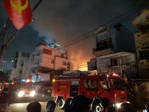 Hiện trường kinh hoàng vụ cháy nhà khiến 4 người tử vong trên phố Hà Nội: Khói vẫn âm ỉ bốc lên trên tầng tum - Ảnh 3.