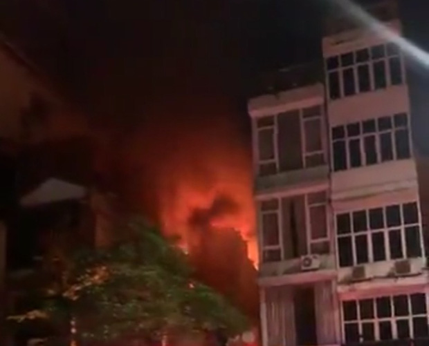 Hiện trường kinh hoàng vụ cháy nhà khiến 4 người tử vong trên phố Hà Nội: Khói vẫn âm ỉ bốc lên trên tầng tum - Ảnh 2.