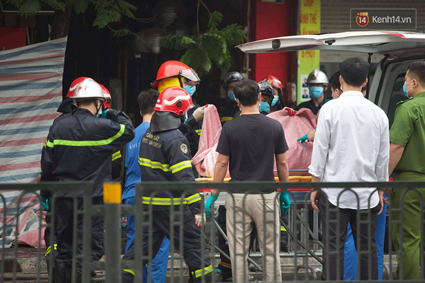 Hiện trường kinh hoàng vụ cháy nhà khiến 4 người tử vong trên phố Hà Nội: Khói vẫn âm ỉ bốc lên trên tầng tum - Ảnh 7.