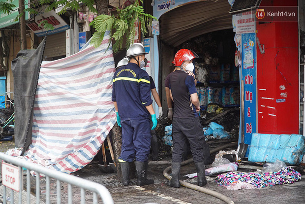 Hiện trường kinh hoàng vụ cháy nhà khiến 4 người tử vong trên phố Hà Nội: Khói vẫn âm ỉ bốc lên trên tầng tum - Ảnh 6.
