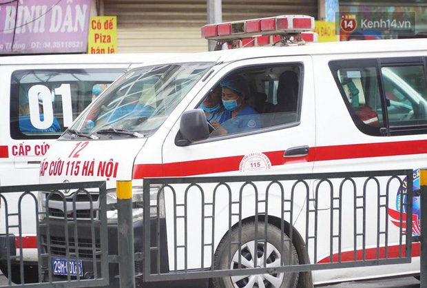 Hiện trường kinh hoàng vụ cháy nhà khiến 4 người tử vong trên phố Hà Nội: Khói vẫn âm ỉ bốc lên trên tầng tum - Ảnh 8.