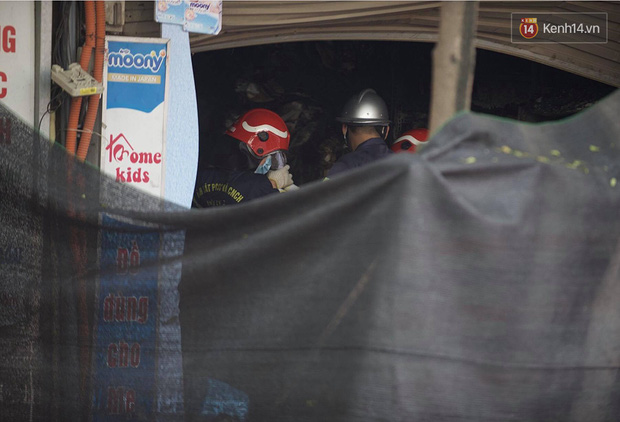 Hiện trường kinh hoàng vụ cháy nhà khiến 4 người tử vong trên phố Hà Nội: Khói vẫn âm ỉ bốc lên trên tầng tum - Ảnh 16.