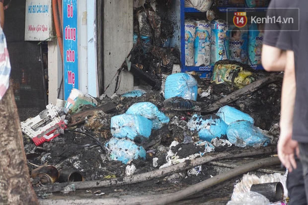 Hiện trường kinh hoàng vụ cháy nhà khiến 4 người tử vong trên phố Hà Nội: Khói vẫn âm ỉ bốc lên trên tầng tum - Ảnh 12.