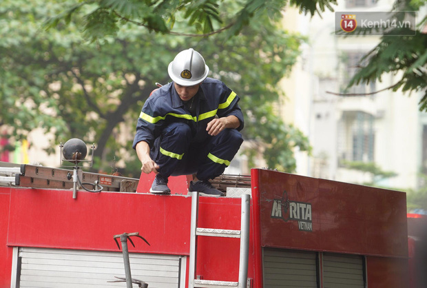 Hiện trường kinh hoàng vụ cháy nhà khiến 4 người tử vong trên phố Hà Nội: Khói vẫn âm ỉ bốc lên trên tầng tum - Ảnh 10.