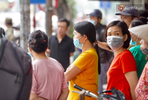 Hiện trường kinh hoàng vụ cháy nhà khiến 4 người tử vong trên phố Hà Nội: Khói vẫn âm ỉ bốc lên trên tầng tum - Ảnh 15.