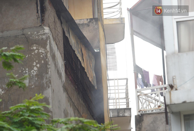 Hiện trường kinh hoàng vụ cháy nhà khiến 4 người tử vong trên phố Hà Nội: Khói vẫn âm ỉ bốc lên trên tầng tum - Ảnh 14.
