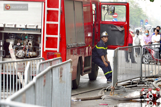 Hiện trường kinh hoàng vụ cháy nhà khiến 4 người tử vong trên phố Hà Nội: Khói vẫn âm ỉ bốc lên trên tầng tum - Ảnh 11.
