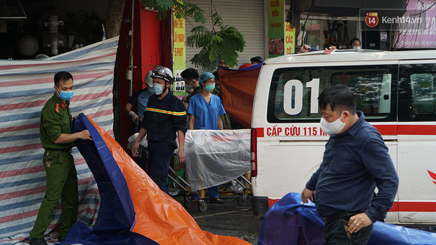 Hiện trường kinh hoàng vụ cháy nhà khiến 4 người tử vong trên phố Hà Nội: Khói vẫn âm ỉ bốc lên trên tầng tum - Ảnh 19.