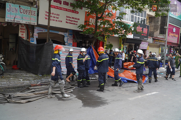 Hiện trường kinh hoàng vụ cháy nhà khiến 4 người tử vong trên phố Hà Nội: Khói vẫn âm ỉ bốc lên trên tầng tum - Ảnh 20.