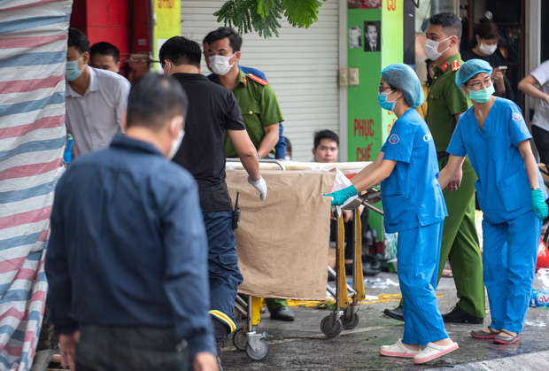 Hiện trường kinh hoàng vụ cháy nhà khiến 4 người tử vong trên phố Hà Nội: Khói vẫn âm ỉ bốc lên trên tầng tum - Ảnh 17.