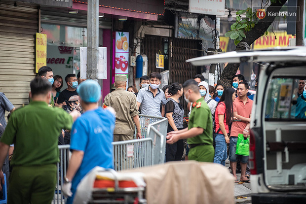 Hiện trường kinh hoàng vụ cháy nhà khiến 4 người tử vong trên phố Hà Nội: Khói vẫn âm ỉ bốc lên trên tầng tum - Ảnh 18.