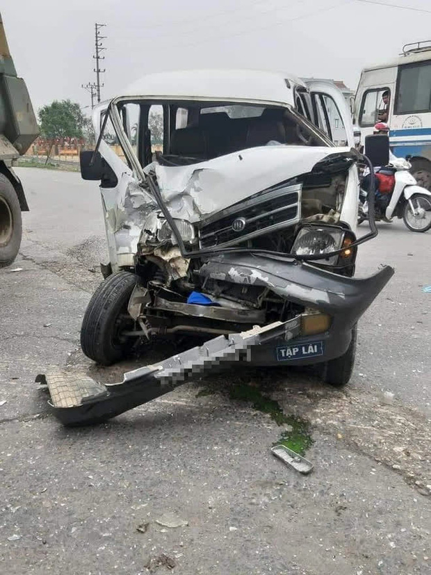 Bắc Ninh: Nữ học viên tập lái ô tô rồi đâm nát đầu xe, thầy giáo ngồi cạnh máu me đầy mặt không nói nên lời - Ảnh 2.