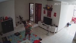 Check camera, mẹ trẻ hoảng hồn thấy con trai 9 tháng tuổi được nữ ô sin bế vào toilet rồi khóc ré lên dữ dội