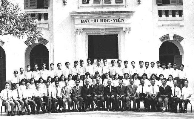 Sài Gòn có 1 ngôi trường cổ hơn 100 năm tuổi: Từng ô gạch đều đẹp đến nao lòng, sinh viên bước vào cứ ngập ngừng chẳng nỡ về - Ảnh 1.