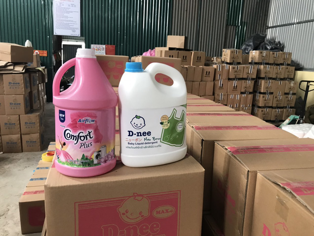 Hà Nội: Tiếp tục đột kích xưởng sản xuất giả mạo nhãn hiệu D-nee, Comfort bằng công nghệ xô chậu - Ảnh 1.