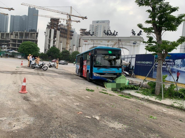 Hà Nội: Điều tra nguyên nhân xe buýt lao lên vỉa hè đâm chết người đi đường - Ảnh 1.