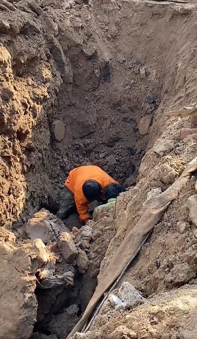Nhân chứng kể lại chuyện đang thi công công trình bất ngờ phát hiện người đàn ông nằm dưới lòng đất: 