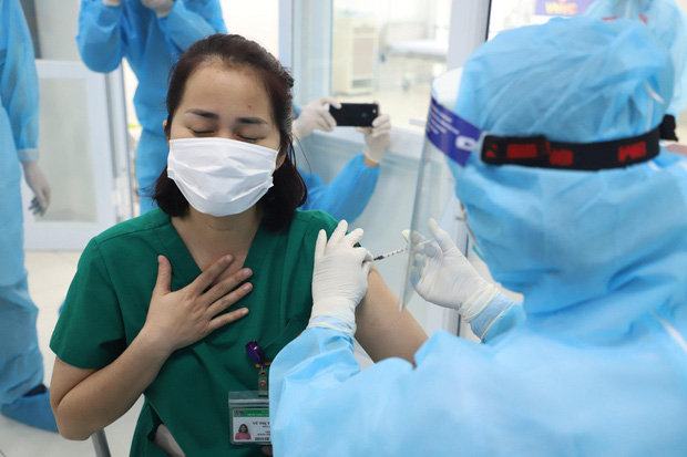 Tỷ lệ người Việt Nam gặp phản ứng nặng sau tiêm vaccine phòng Covid-19 là bao nhiêu? - Ảnh 1.