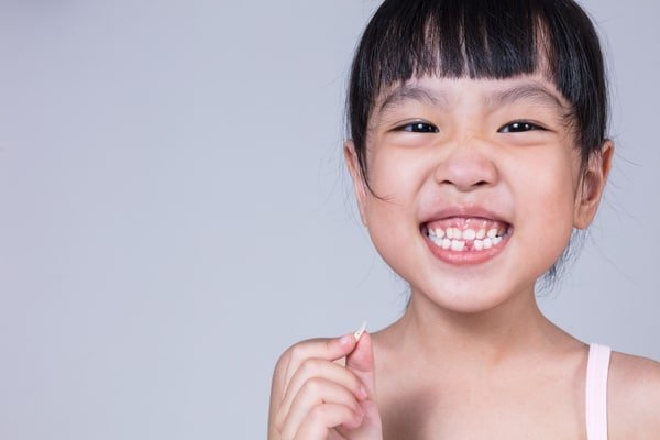Nếu mặc kệ sâu răng và chờ rụng thay răng mới, trẻ sẽ gánh hậu quả gì? - Ảnh 2.