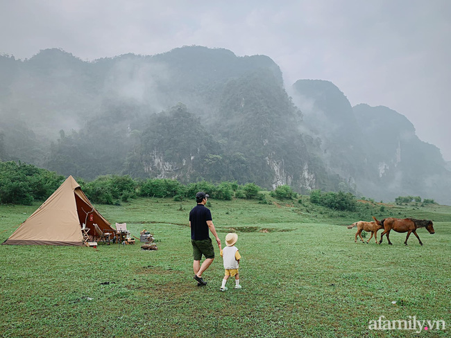 Một thảo nguyên xanh mướt bao quanh bởi mây và núi đẹp như trong cổ tích hóa ra lại có thật mà ở ngay gần Hà Nội, cuối tuần đưa con đi cắm trại thì 