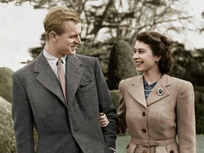 Chuyện tình xuyên suốt 74 năm của Nữ hoàng Anh cùng 