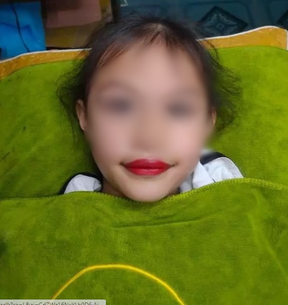Xôn xao hình ảnh bé gái 5 tuổi đã được phụ huynh cho đi xăm môi, cư dân mạng lập tức nổ ra bình luận trái chiều - Ảnh 2.