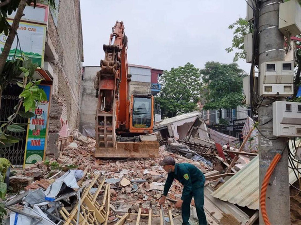 Ảnh: Cận cảnh hiện trường vụ sập nhà 3 tầng do hàng xóm đào móng ở Lào Cai - Ảnh 4.