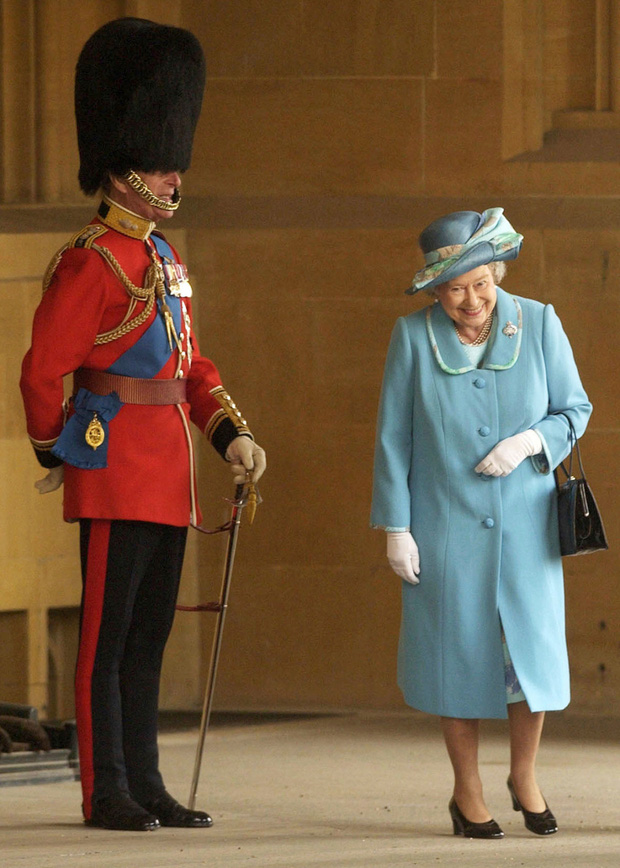 Câu chuyện phía sau bức ảnh cười khúc khích của cố Hoàng thân Philip và Nữ hoàng Anh: Ngôn tình hoá ra lại bình dị đến vậy! - Ảnh 1.
