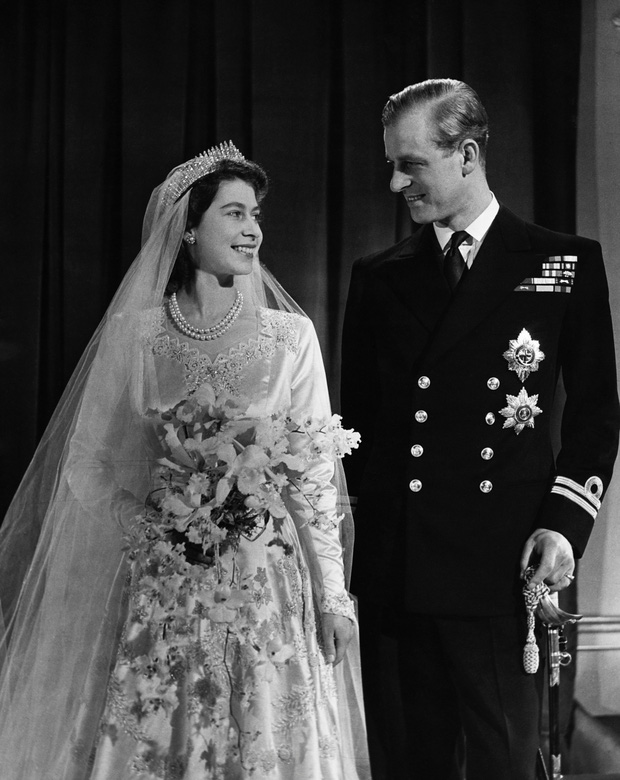 Câu chuyện phía sau bức ảnh cười khúc khích của cố Hoàng thân Philip và Nữ hoàng Anh: Ngôn tình hoá ra lại bình dị đến vậy! - Ảnh 3.