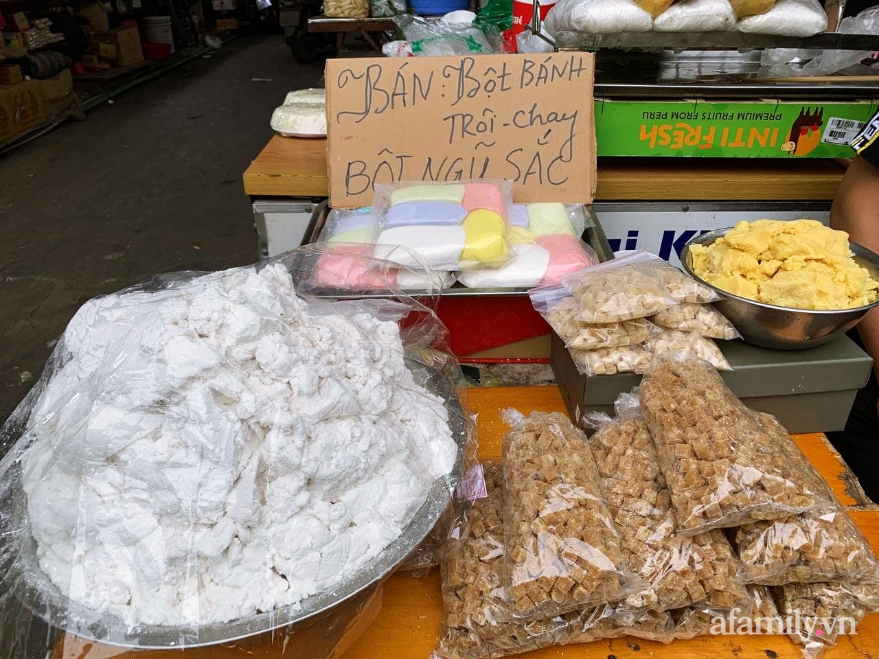 Tết Hàn thực: Ngay từ sớm dân Hà Nội đã nhộn nhịp xếp hàng đi chợ mua bánh trôi bánh chay, sắm đồ cúng lễ - Ảnh 8.