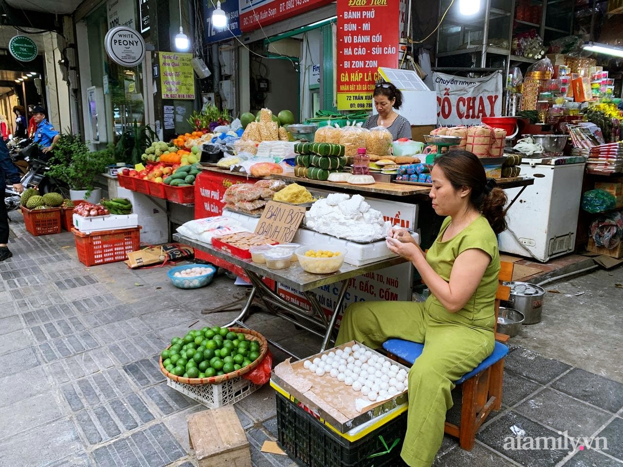 Tết Hàn thực: Ngay từ sớm dân Hà Nội đã nhộn nhịp xếp hàng đi chợ mua bánh trôi bánh chay, sắm đồ cúng lễ - Ảnh 4.