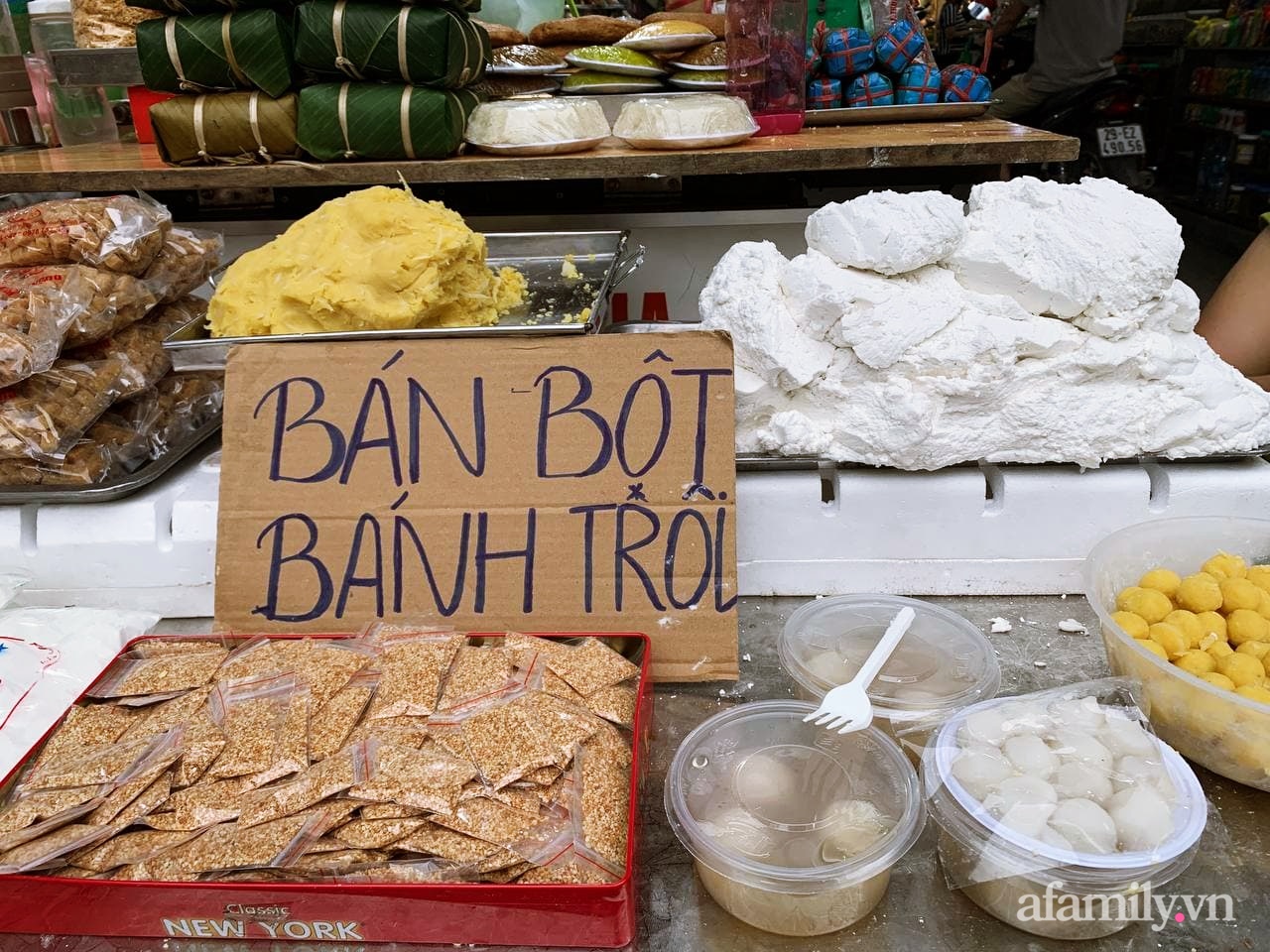 Tết Hàn thực: Ngay từ sớm dân Hà Nội đã nhộn nhịp xếp hàng đi chợ mua bánh trôi bánh chay, sắm đồ cúng lễ - Ảnh 5.