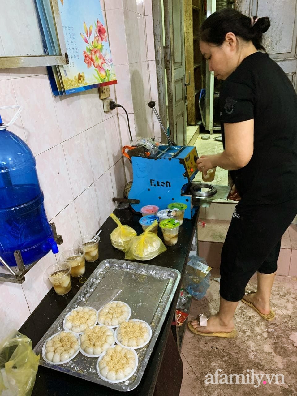 Tết Hàn thực: Ngay từ sớm dân Hà Nội đã nhộn nhịp xếp hàng đi chợ mua bánh trôi bánh chay, sắm đồ cúng lễ - Ảnh 11.