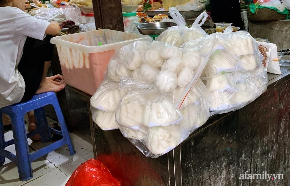 Tết Hàn thực: Ngay từ sớm bà nội trợ ở Hà Nội đã nhộn nhịp đi chợ mua bánh trôi bánh chay, sắm đồ cúng lễ - Ảnh 10.