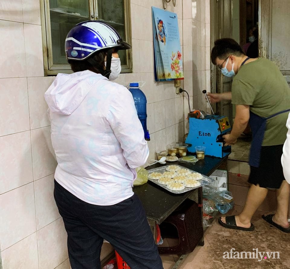 Tết Hàn thực: Ngay từ sớm dân Hà Nội đã nhộn nhịp xếp hàng đi chợ mua bánh trôi bánh chay, sắm đồ cúng lễ - Ảnh 10.