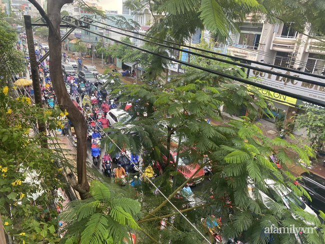 Sài Gòn bất ngờ đổ mưa lúc sáng sớm, người dân nhích từng chút một mệt nhoài đi làm, té ngã trong mưa - Ảnh 3.