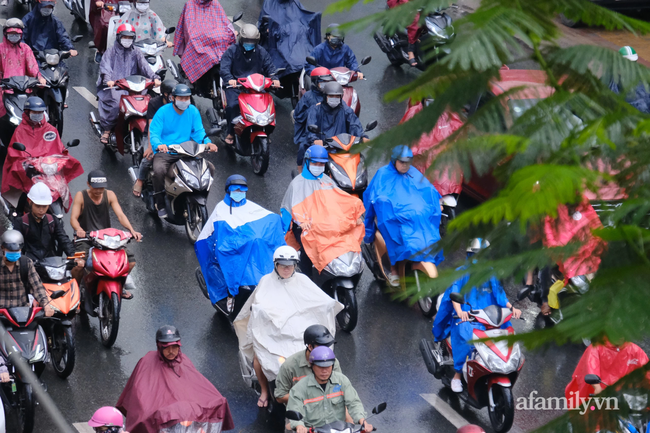 Sài Gòn bất ngờ đổ mưa lúc sáng sớm, người dân nhích từng chút một mệt nhoài đi làm, té ngã trong mưa - Ảnh 5.