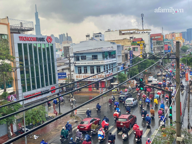 Sài Gòn bất ngờ đổ mưa lúc sáng sớm, người dân nhích từng chút một mệt nhoài đi làm, té ngã trong mưa - Ảnh 1.