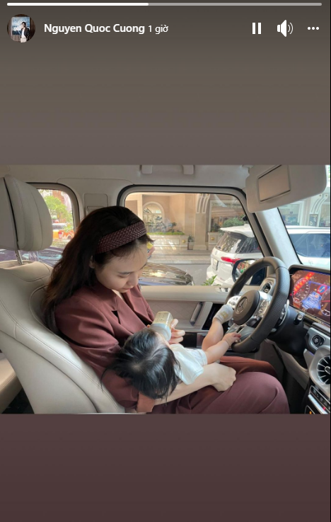 Cường Đô La tiết lộ hình ảnh Đàm Thu Trang đang lái xe vẫn tranh thủ dừng để cho con uống sữa - Ảnh 2.