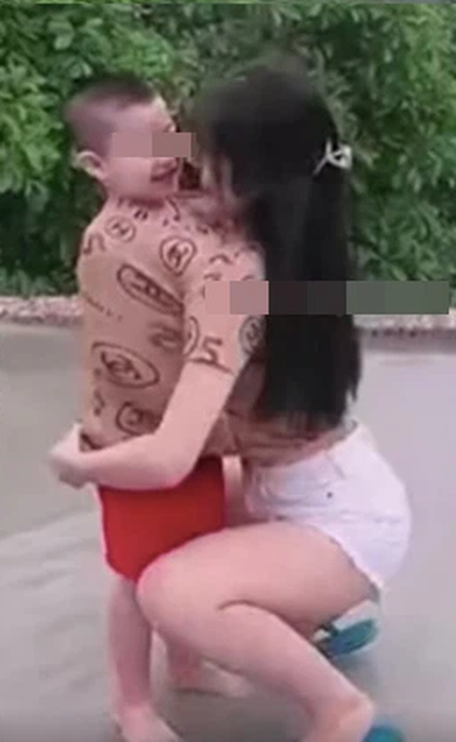 Hình ảnh cô gái trẻ kéo áo phông trùm lên đầu bé trai rồi ôm sát ngực gây tranh cãi dữ dội - Ảnh 2.