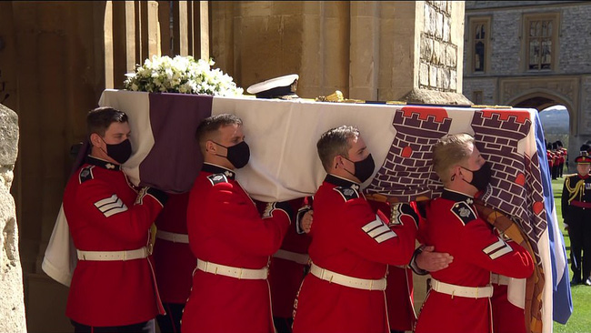 Nữ hoàng Anh rơi nước mắt, ngồi một mình trong tang lễ tiễn người bạn đời 73 năm về nơi an nghỉ cuối cùng - Ảnh 1.