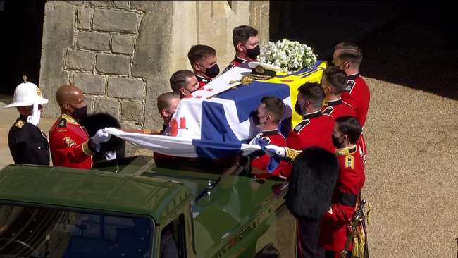 Nữ hoàng Anh rơi nước mắt, ngồi một mình trong tang lễ tiễn người bạn đời 73 năm về nơi an nghỉ cuối cùng - Ảnh 2.