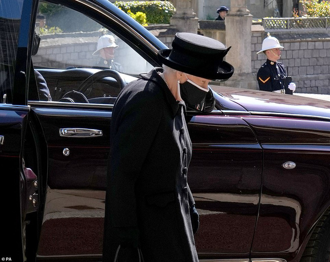 Nữ hoàng Anh rơi nước mắt, ngồi một mình trong tang lễ tiễn người bạn đời 73 năm về nơi an nghỉ cuối cùng - Ảnh 4.
