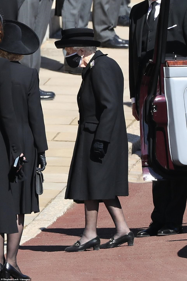 Nữ hoàng Anh rơi nước mắt, ngồi một mình trong tang lễ tiễn người bạn đời 73 năm về nơi an nghỉ cuối cùng - Ảnh 5.