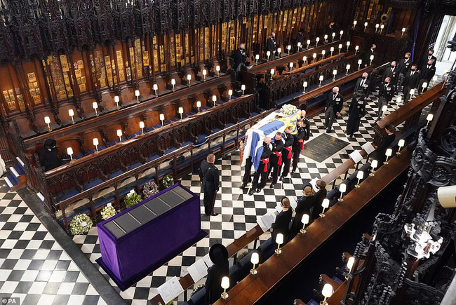 Nữ hoàng Anh rơi nước mắt, ngồi một mình trong tang lễ tiễn người bạn đời 73 năm về nơi an nghỉ cuối cùng - Ảnh 10.