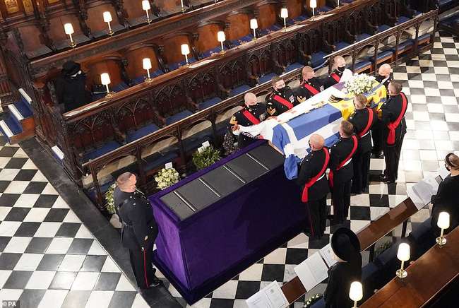 Nữ hoàng Anh rơi nước mắt, ngồi một mình trong tang lễ tiễn người bạn đời 73 năm về nơi an nghỉ cuối cùng - Ảnh 9.