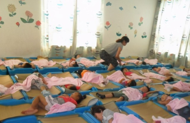 Gửi vào nhóm phụ huynh bức ảnh các con đang ngủ trưa, cô giáo mầm non liền bị công kích tập thể, phải xin lỗi ngay lập tức - Ảnh 3.