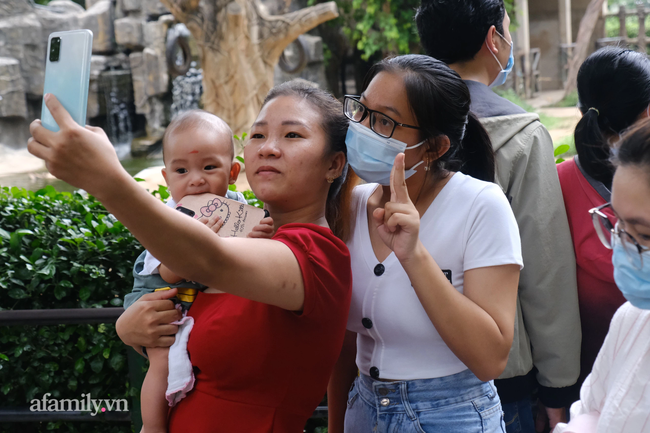 Thảo Cầm Viên Sài Gòn đông nghịt ngày giỗ tổ, cha mẹ giăng võng, nằm la liệt tại các bãi cỏ, trẻ con mệt nhoài - Ảnh 6.